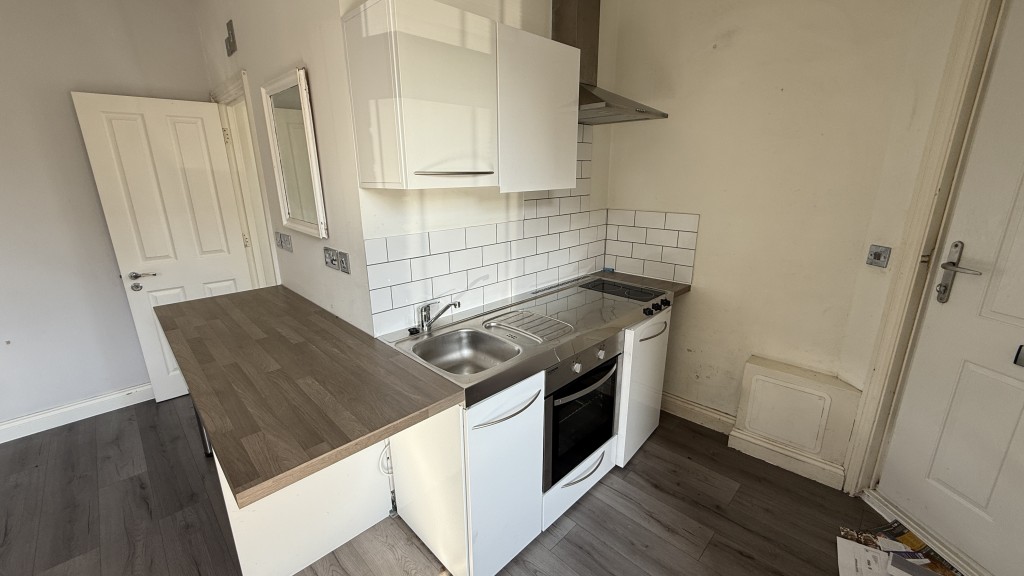 Lot: 185 - VACANT SELF-CONTAINED STUDIO/BEDSIT - Internal image of kitchen facilities